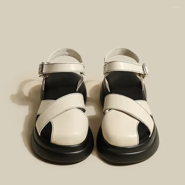 Sandalias de suela gruesa romana para mujer 2024 Diseño de nicho blanco Baotou tejido casual cabeza redonda zapatos de jaula de cerdo mujeres