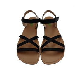 Sandals tipsietoes zomer gekruiste blote voeten leer plat voor vrouwelijke schoenen met minimalistische zachte zool 230417