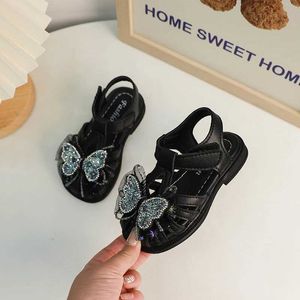 Sandales pour les enfants sandales filles coupées chaussures en cuir 2024 marque d'été nouée sandales tisser les chaussures de plage bébé fille
