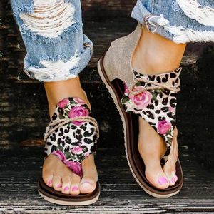 Sandalias Top Sell Mujer Roma Verano Clip Toe Casual Ladies Flip-Flops Hebilla femenina Flat Pink Flowers Print Beach Shoes