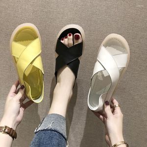 Sandalen Two-way 2023 Flat Cross Internet Celebrity Student Soft Bottom Beef pees niet-slip zwangere vrouwen#39; s schoenen