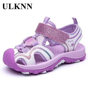 Sandals ulknn filles sandales 2024 Fashion Summer Chaussures grandes enfants fermées de plage de sport bébé chaussures de plage rose violet baotu d240515