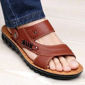 Les sandales utilisent deux pantoufles pour hommes de qualité de la plage de vache respirante en cuir non glissant