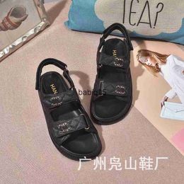 Sandales Velcro Chaîne Nouveau semelle épaisse rhombus Flat Chaussures de plage décontractées pour femmes T2302131