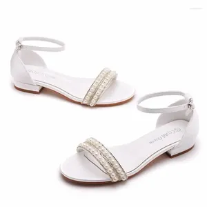 Sandales Femmes Mode Sandalias Chaîne Perle Soie 2CM Talons Plats Boucle Sangle Perle Chaussures Pour Femmes Décontracté Blanc Moderne