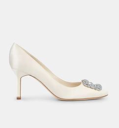 Sandalen dames naam ontwerper sandaalmerk pompen luxe jurk hoge hakken schoenen sandalen marine hangisi 70 mm kristallen gesp zijde satijnen pumps dames bruiloftspart j230525