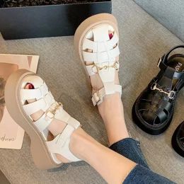 Sandalen damesplatform Romeinse schoenen 2023 Zomer nieuwe metalen decoratie gesloten teen tstrap sandalen voor vrouwen buiten dames causale schoenen
