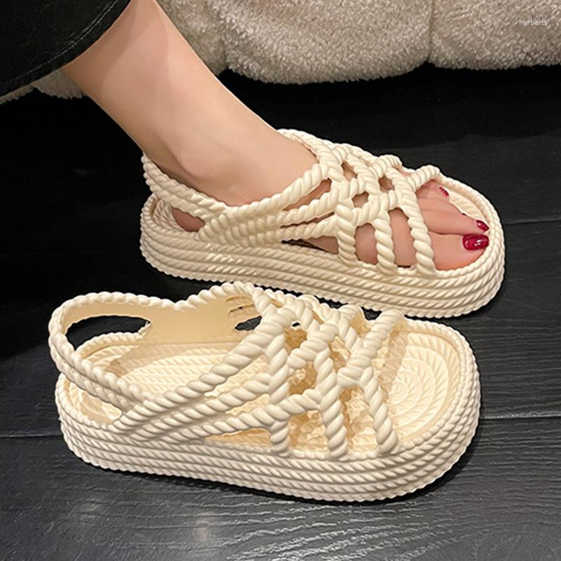 Sandaler kvinnors sommarmode 2023 stil koreansk version trend enkel och mångsidig bekväm utomhus strand enstaka skor