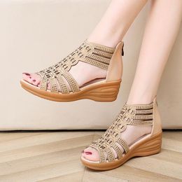 Sandals femmes chaussures gladiateur de luxe de poisson bouche pompes cristallines designer cales de la chaussure de f￪te creuse