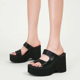 Sandalen vrouwen schoenen zwarte wig voor platform dikke hakken punk gladiator zomer tong high wigges klauwen femm 6c8 platm s