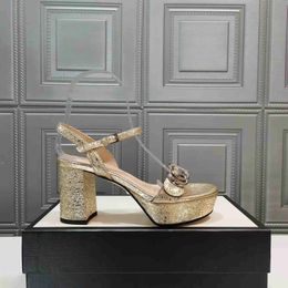 Sandales femmes diapositives femmes pantoufle boucle en métal chaussures de luxe Designers chaussures talons hauts semelle épaisse sandale à talons épais