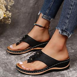 Sandalen vrouwen zomer Romeinse comfortabele platte bodem slip op clip teen flip flops schuifregelaar t riem chaussures femme 2024