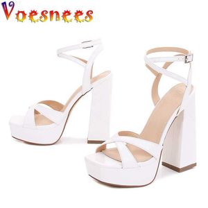 Sandalen Vrouwen Dikke Hakken Schoenen Cross Gesp Zomer Bruids Pompen Hoge Hakken Platform 13CM Sexy Hol Lakleer sandalen L230720