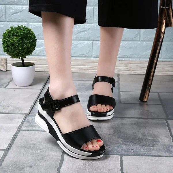 Sandalias Mujer Cuñas Plisadas Charol Negro Blanco Peep Toe Zapatos de verano femeninos Vestido de carrera hecho a mano Lady