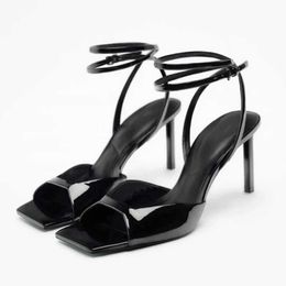 Sandales femme en dentelle noire en cuir haut talon sandales 2024 Fashion carrée dentelle boucle suspendue sangle de talons hauts