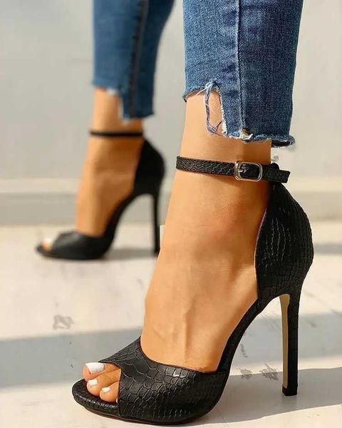 Sandalias Sandalias para mujer 2022 Moda de verano Sandalias de espina de pescado Correa con hebilla para mujer Tacones altos finos Sandalias de punta cerrada sexy de talla grande para mujer J240224