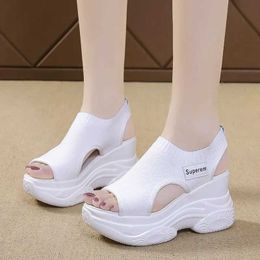 Sandalen dames sandalen 2023 zomer wig hiel elastische stoffen deksel dames sandalen dikke zool mode trifle hoogte casual schoenen j240416