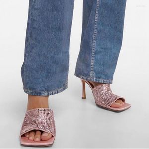 Sandales Femmes Été Mode Satin Cristal Slide Mule Sandale Designer Pantoufle Chaussures Élégant Haut Talon Aiguille Ouvert Bout Carré