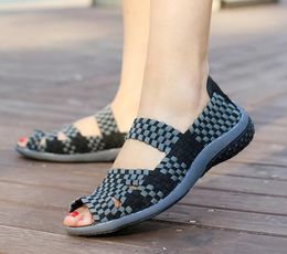 Sandales designer d'été tissé Femmes appartements molles à semelle mouche plate bouche sandales femelles chaussures de plage anti-disquette 5