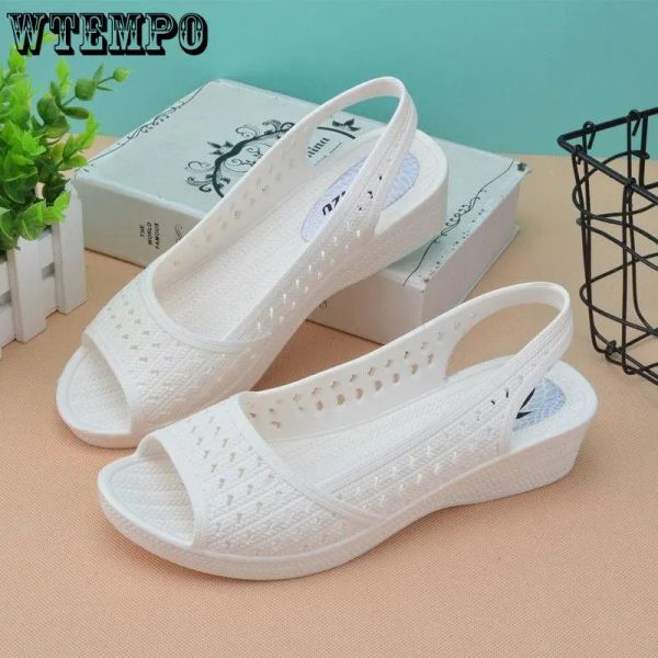 Sandales Wtempo Summer Hollow Out Shoes Femme's Slope Heel Peep Toe Toe Sandals Fashion Soft Sole non glissement plage White Nurse Chaussures