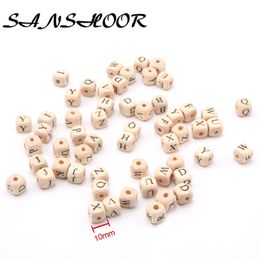 SANSHOOR 10 mm Letra del alfabeto seleccionada Natural Espaciador de madera Cuentas de cubo Juguete para niños DIY Chupete Clip Kid Craft Art Jewelry 200 piezas Y200730