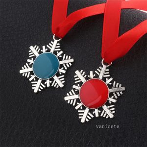 Santas Magic Key Claus Llavero en forma de adornos navideños Decoraciones Halloween Copo de nieve Cinta Varita Regalos Colgante de Navidad Collar de aleación con cuerda roja LT561