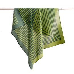 Sarongs Chenkio lente en zomer dames zijden sjaals trend retro geleidelijke kleurverandering kleine vierkante sjaallijnen gestreepte polyester sjaals 230526