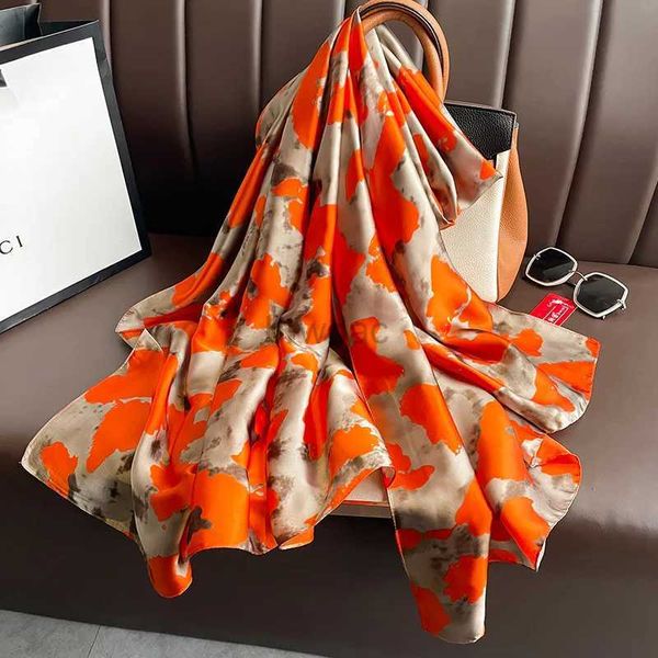 Sarongs sur place Fourniture de nouveaux écharpes en soie en brocart en silicone simulé en orange pour les serviettes de plage de température du printemps et d'été Châles de voyage 24325