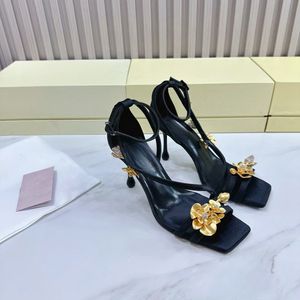 Satijnen 9,5 cm hoge stiletto sandalen versierd met strass-steentjes en gouden metalen orchideeën voor dames Designer Factory Schoenen Mode catwalk bruiloft diner damesschoenen