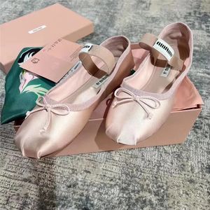 LUXURY MIU Paris Ballet Diseñador de moda Zapatos de baile profesionales 2023 Bailarinas de satén Plataforma mm Bowknot Boca baja Zapato único Sandalias planas para mujeres 35-40