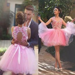 Encantadores vestidos de fiesta cortos de tul rosa Sin mangas Flores en 3D Top con espalda abierta Vestidos de fiesta de cóctel por encargo Vestido corto de fiesta