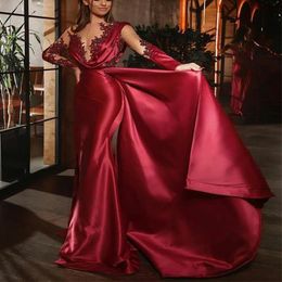 Satin élégant robes de soirée de sirène rouge sur-jupe applique sexy sheer manches longues ruched piste célébrité robe de bal robes de fête formelles