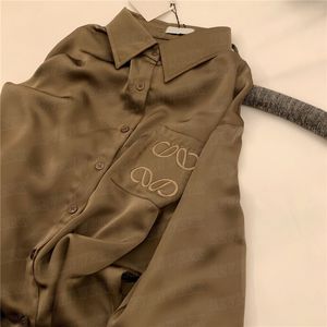 Clats de chemises brodées en satin pour femmes Cardigan de mode à manches longues