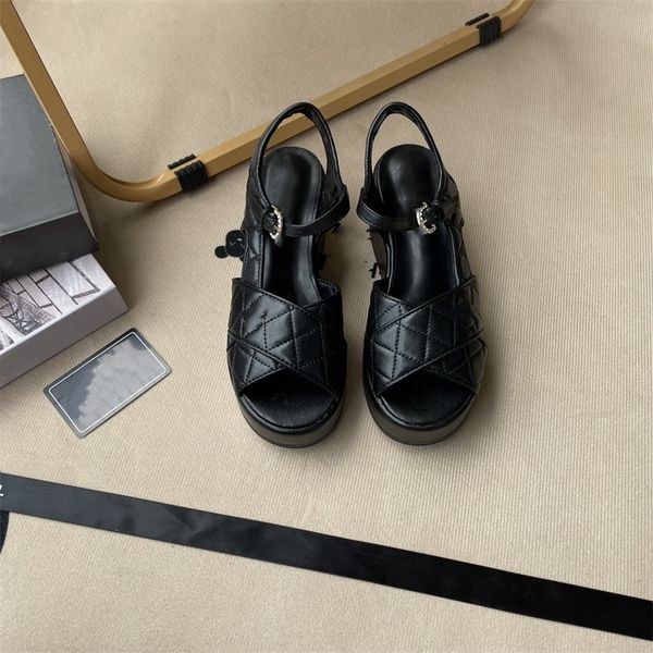 Sandalias satinadas de lujo Diseñador Famosa Mujeres Tory Tory Tory Summer Piscina para hombres cuero exterior con caja de plataformas cómodas de plataforma