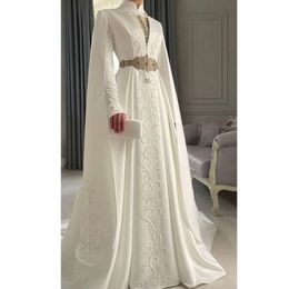 Satin musulman A-line Wedding traditionnel 2023 Robes broderie manches longues à cou high counk arabe Dubai Bridal Bridal Train White Middle East Bride Vestido