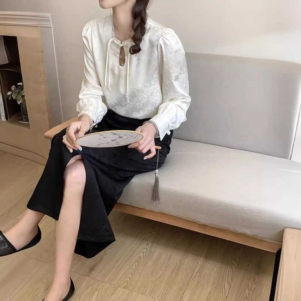 Satin New Chinese Style Light Jacquard Shirt avec une sensation tombante pour les manches longues pour femmes et le tempérament haut de gamme