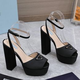 Satijn Plateau Pumps Driehoek Gesp Decoratie Sandalen Dikke hak Vierkante teen 13 cm hoge hakken Klassieke damesontwerpers Feestblokschoen Fabrieksschoenen