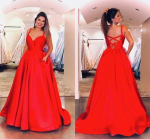 Satijn rood prom dresses plus size ontwerper backless criss cross spaghetti v-hals elegante formele avondjurken met zak bruidsmeisje jurk