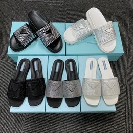 Satijnen glaasjes slippers met kristallen lente 2022 nieuwe kristallen diamant sandalen iconisch driehoekig logo square hoofd damesschoenen maat 35-42 met doos