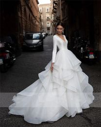 Satijnen trouwjurk elegante multi-layer ruches v-hals backless bruidsjurken wit op maat gemaakt robe de mariee