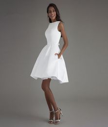 Satin blanc mini arrière moderne moderne une ligne courte courte robe de mariée avec poches nouvelles robes nuptiales simples de demoiselle d'honneur.