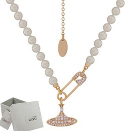 Collar de pin curvo de Saturno Collar de tenis de diamantes con cuentas de perlas Cadenas de plata para mujer Diseño de estilo de moda vintage con caja 244Z
