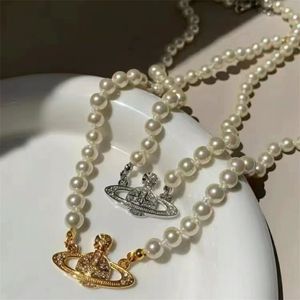 Collier de perles saturne pour femme, design de niche, tempérament léger, luxe, haute sensibilité, broche, chaîne de pull, chaîne de clavicule