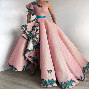 Saoedi-Arabië Roze Avondjurken Lange Shoulder Butterfly Applicaties Flowers Prom Dress with Sash High Party Jurken Vestido de Novia