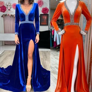 Vestido de evento formal de terciopelo de Arabia Saudita 2024 Mangas largas Equipado Cristal de lujo Escote en V profundo Vestido de fiesta de noche de cumpleaños de graduación naranja para dama Ojo de cerradura con abertura alta