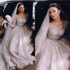 Saoedi -Arabische kristallen baljurk trouwjurk voor bruid vierkante nek lange mouwen pailletten kralen trouwjurken ruche dubai qatar luxe bruidsjurken plus maat
