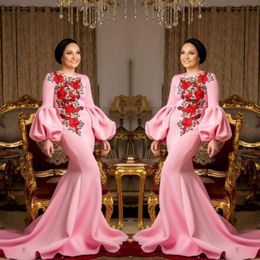 Saudi Arabe Rose Prom Robes 2018 Fleurs de broderie satin sirène robes de soirée manches de trompette balayez les femmes de fête formelle vestige 222i