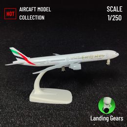 Échelle 1 250 Modèle d'avions Metal Diecast Fly Emirates B777 Replica Airplane Aviation Office Miniature Art Kid Fidget Boy Toy 240408