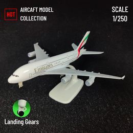 Schaal 1 250 Metalen Luchtvaart Replica Fly Emirates Vliegtuigen Model Vliegtuig Miniatuur Kamer Decor Kerstcadeau Kinderen Speelgoed voor Jongens 240115