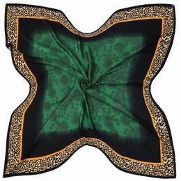 Écharpes 130 cm de créateur de créateurs mode vert léopard imprimé pour femmes décoratives de soie châle en soie grande serviette de plage carré
